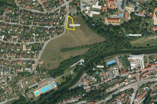 Město připravuje dočasnou parkovací plochu pro návštěvníky koupaliště Polanka