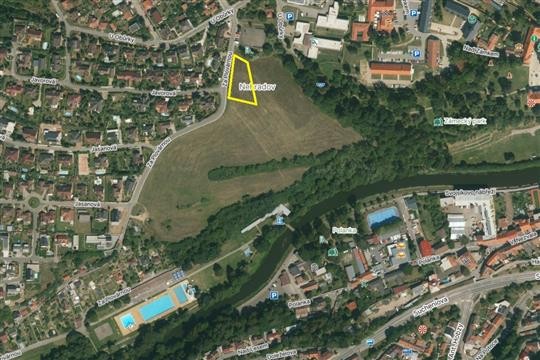 Město připravuje dočasnou parkovací plochu pro návštěvníky koupaliště Polanka