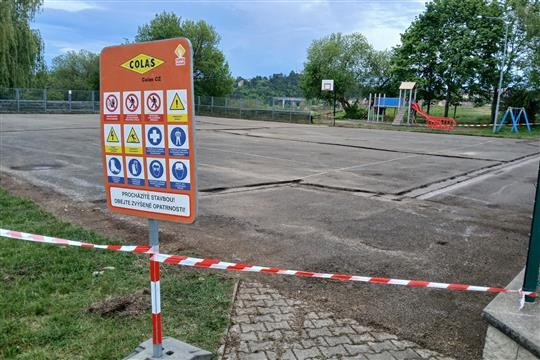 Hřiště U Obůrky dostává nový povrch. Díky občanům