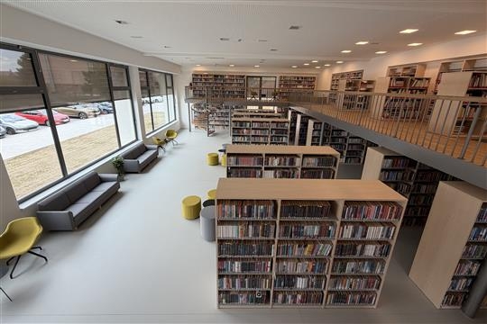 Zrekonstruovaná knihovna v Modřínové ulici nabízí otevřenější prostory, venkovní čítárnu i moderní bibliobox