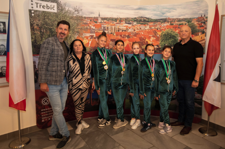 Gymnastky ze skupiny Velvet přijaly pozvání na radnici
