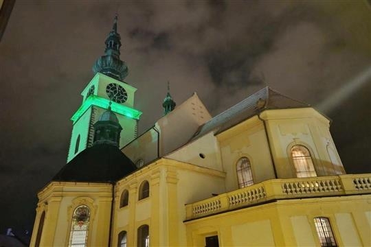 Městská věž se rozsvítí zeleně na podporu Revma Ligy ČR