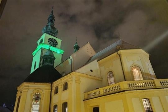 Městská věž se rozsvítí zeleně na podporu Revma Ligy ČR